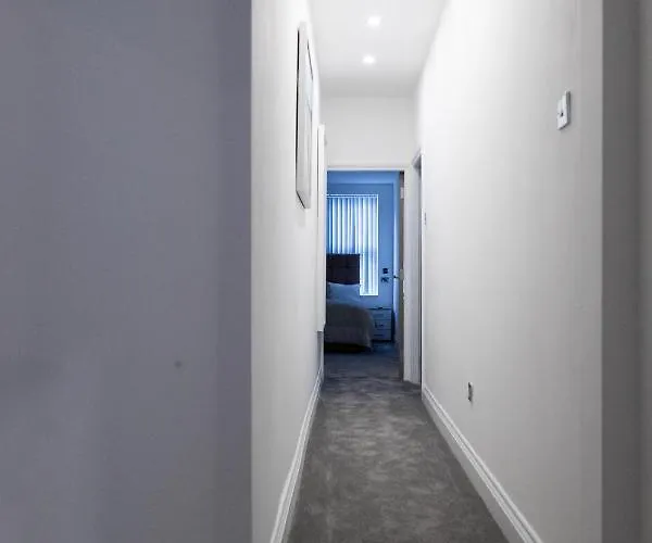 The Avenue Apartment *